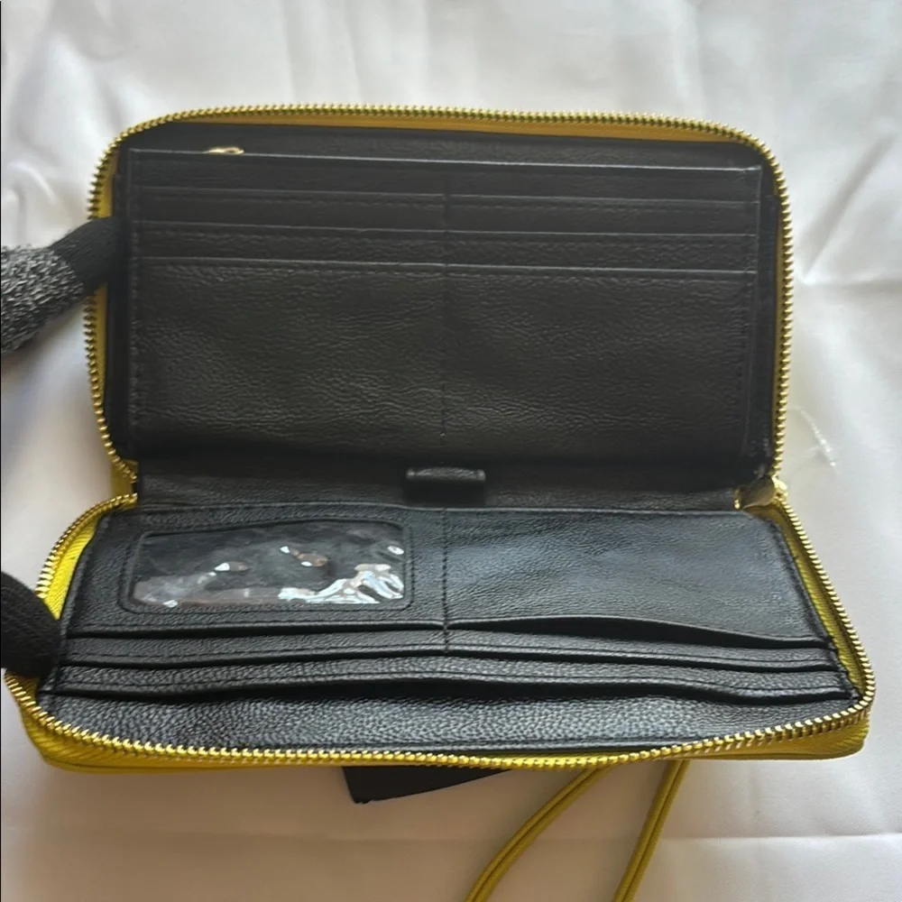 Steve Madden Bzippy Zip Around Wallet – NWT (Flawed)